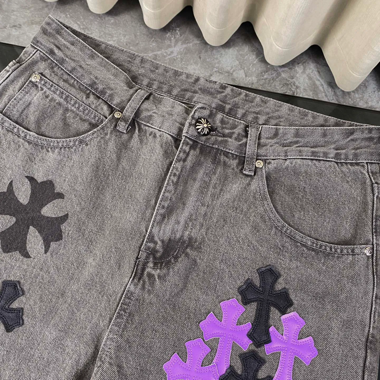 🅿️280 Chrome Hearts 24SS official website limited purple cow spray-painted graffiti patchwork leather jeans!  🛍️As an Online limited edition, it attracted a lot of attention as soon as it debuted. The black and purple cross-stitched leather design brings a cool and mysterious atmosphere, and every stitching shows a unique taste. The limited edition graffiti spray painting is casual and bold, just like wearing street art on your body, and you will never miss it when walking on the road.  Straight and loose fit, suitable for various body shapes, casual and cool online. Genderless design, both boys and girls can easily control it, easily create a super trendy feeling, and directly maximize the fashion expression!  Black and gray color 🔘, low-key but with hidden edge, perfect for versatility, whether paired with a simple white T-shirt or a personalized printed top, it can make you the focus of the street.  Size covers M-XXL (corresponding to sizes 30-36)